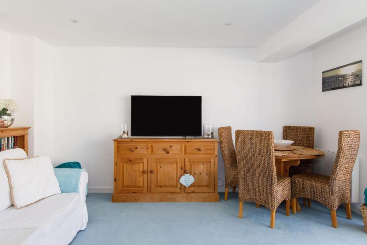 Апартаменты Two Bed Seafront Escape In Ист-Уиттеринг Экстерьер фото