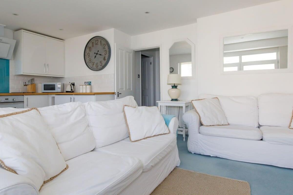 Апартаменты Two Bed Seafront Escape In Ист-Уиттеринг Экстерьер фото