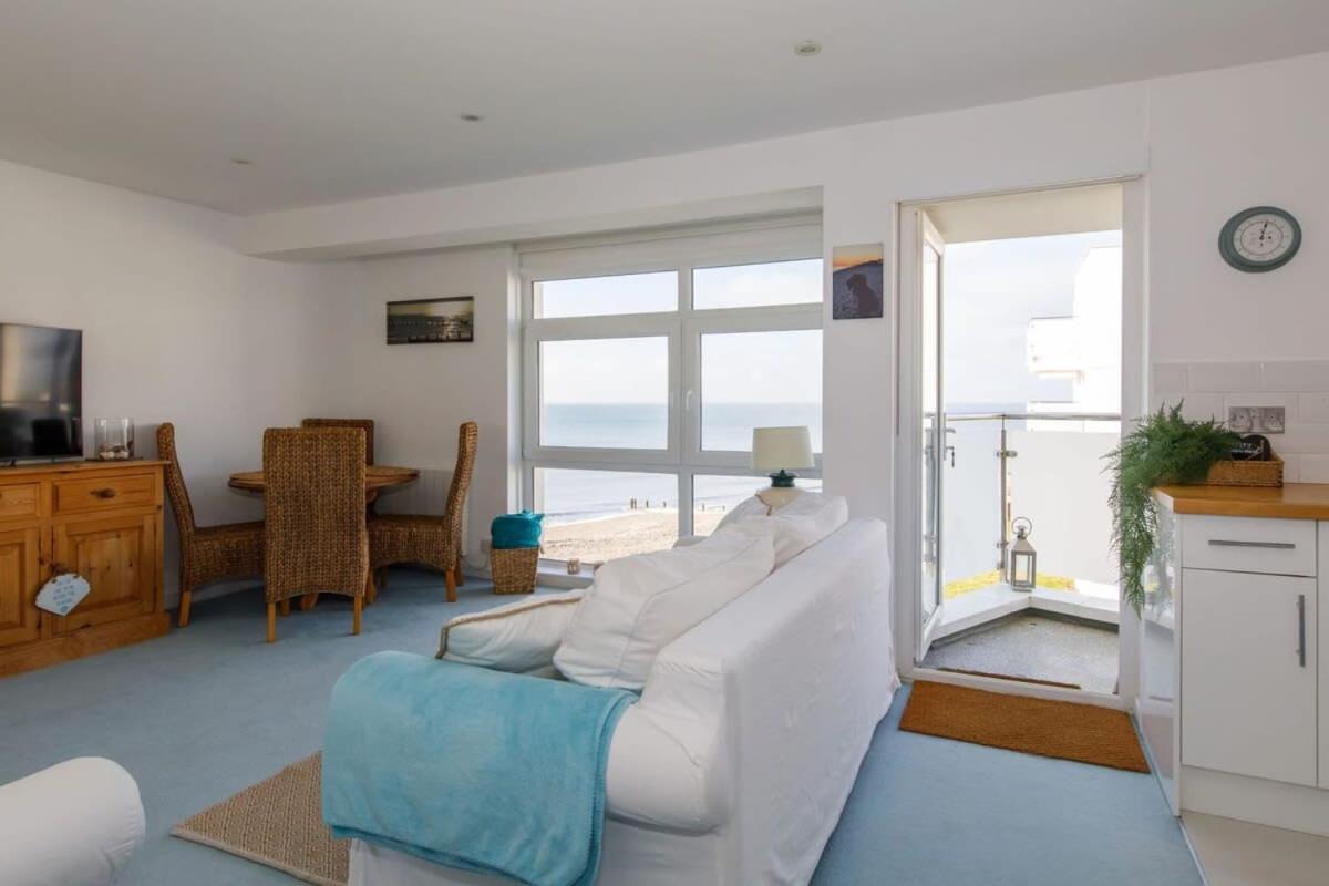 Апартаменты Two Bed Seafront Escape In Ист-Уиттеринг Экстерьер фото